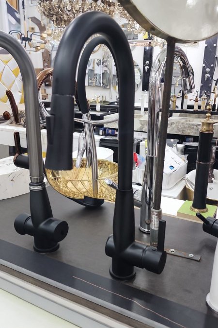 حنفية مطبخ سوداء مطفية بفتحة سحب مرنة